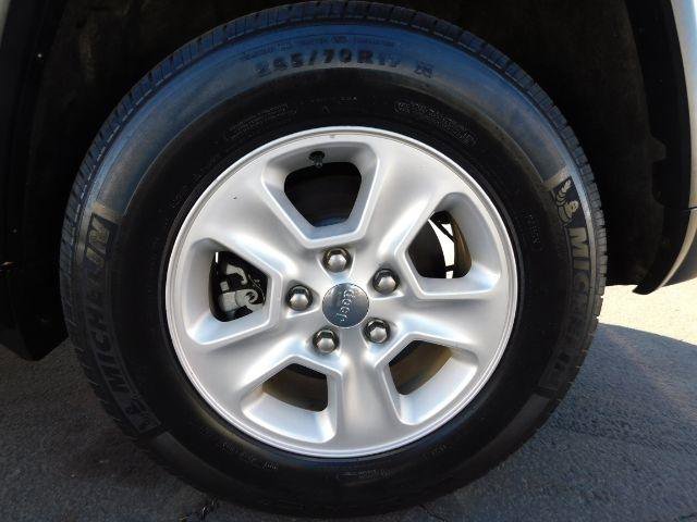 Used 2014 Jeep Grand Cherokee Laredo AWD/4WD image 9