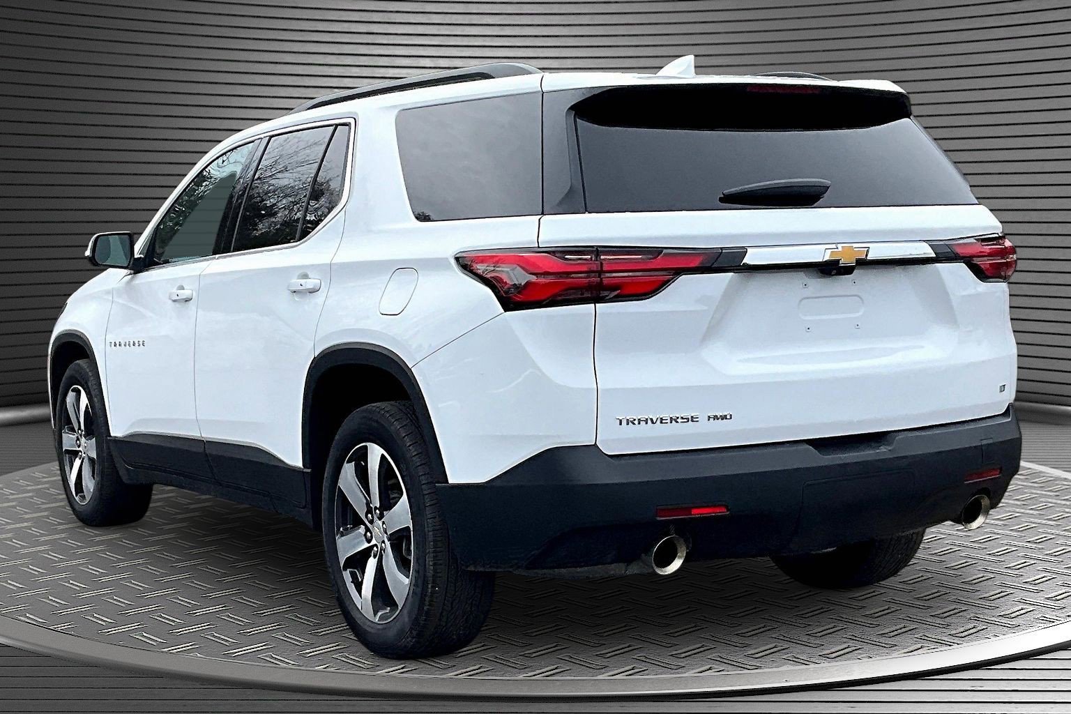 Used 2023 Chevrolet Traverse LT w/ LT Premium Package AWD/4WD image 4
