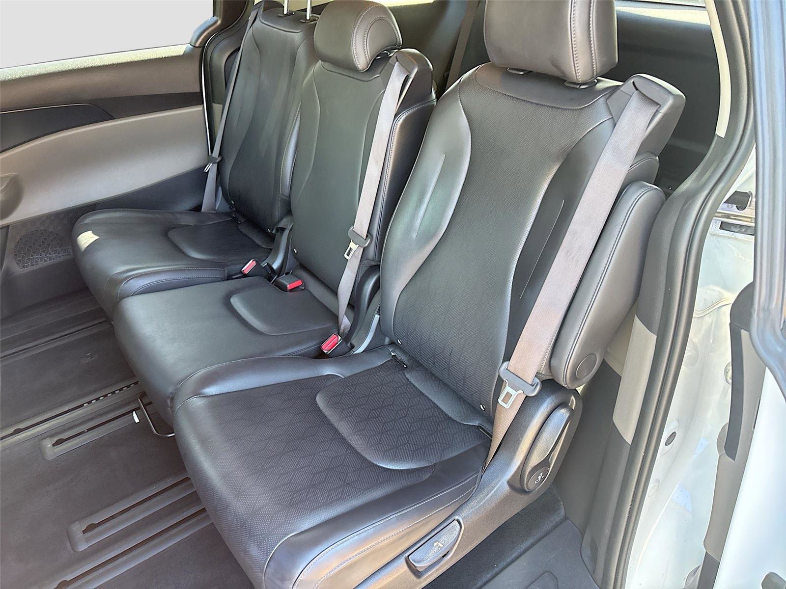 Used 2025 Kia Carnival FWD image 27