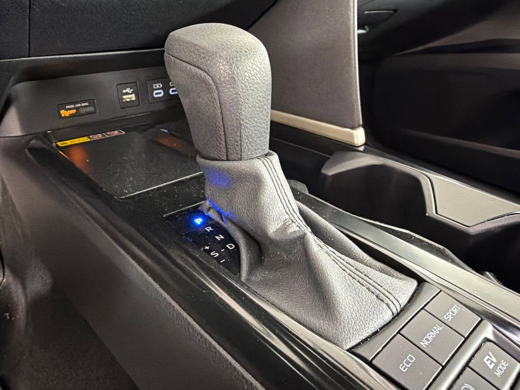 Used 2025 Toyota Camry LE image 30