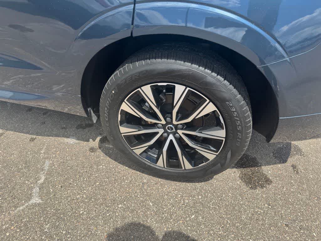 Used 2025 Volvo XC60 B5 Plus AWD/4WD image 14