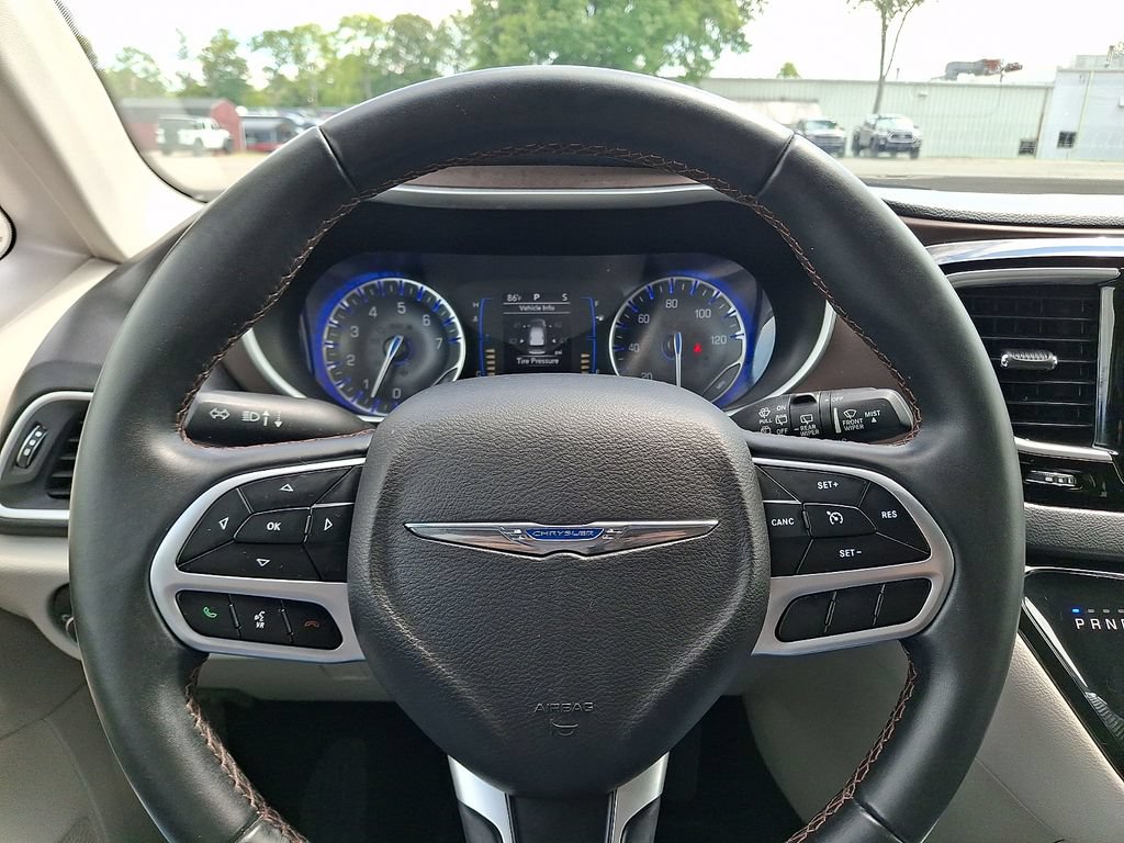 Used 2018 Chrysler Pacifica Touring-L FWD image 19