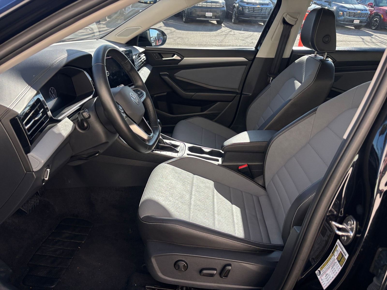 Used 2025 Volkswagen Jetta SE image 27