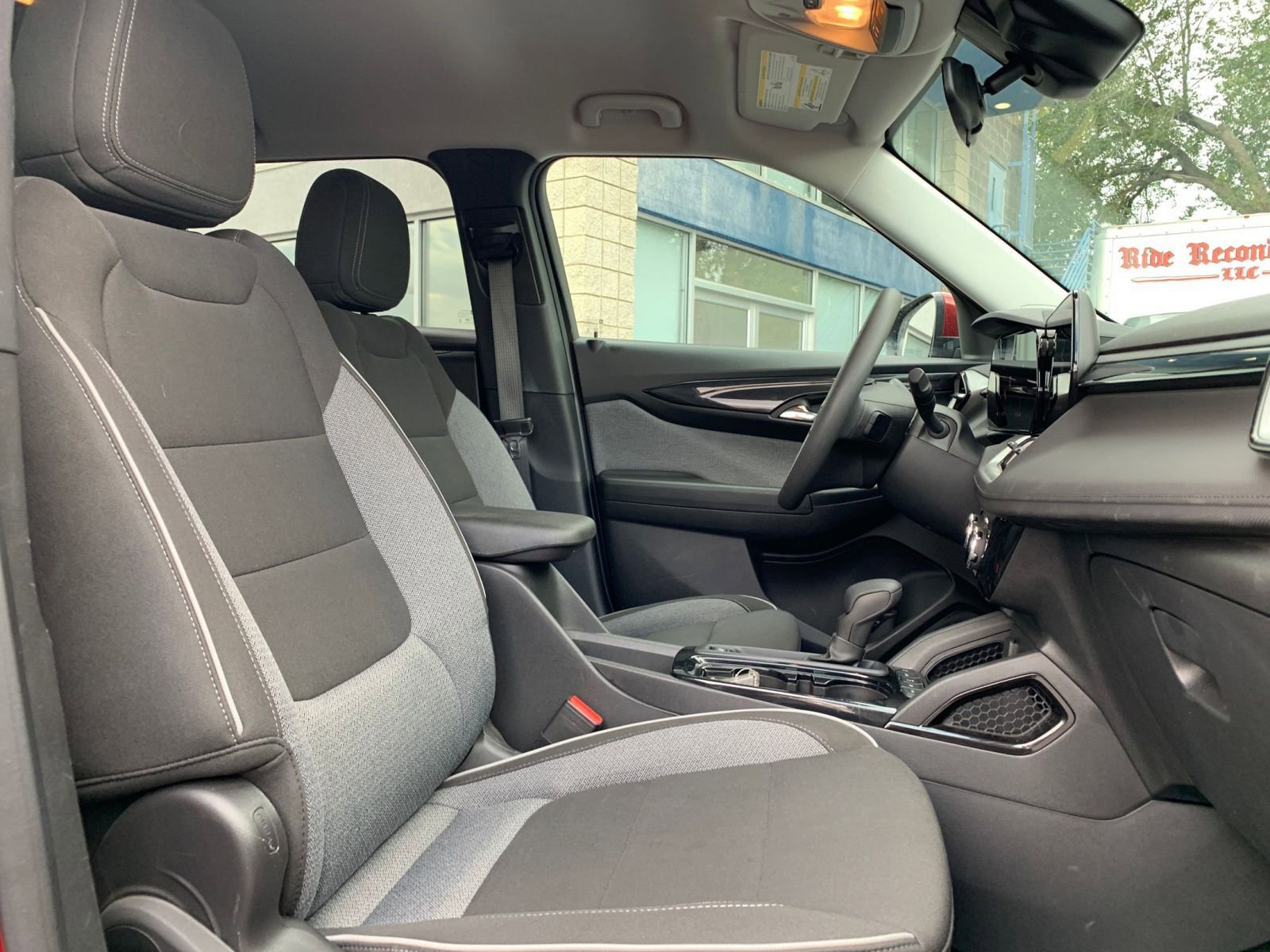 Used 2025 Chevrolet TrailBlazer LT image 34