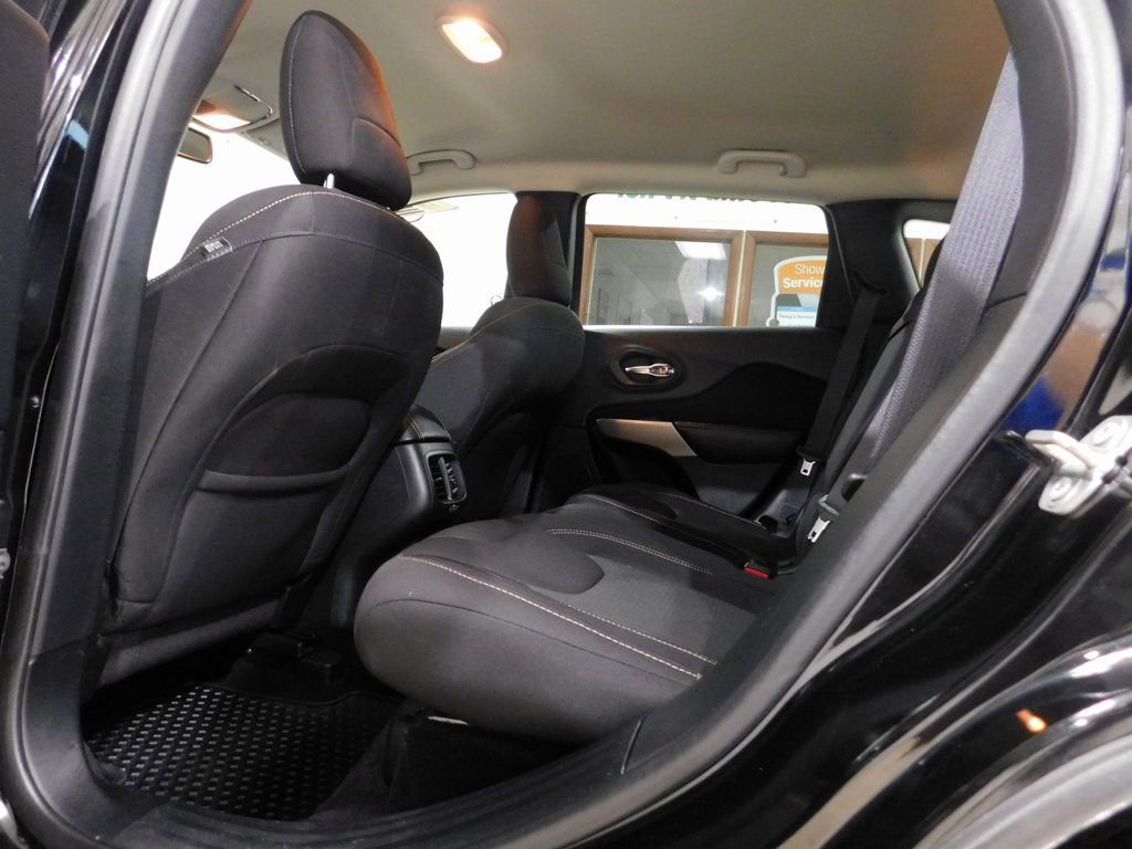 Used 2017 Jeep Cherokee Latitude w/ Comfort & Convenience Group AWD/4WD image 68