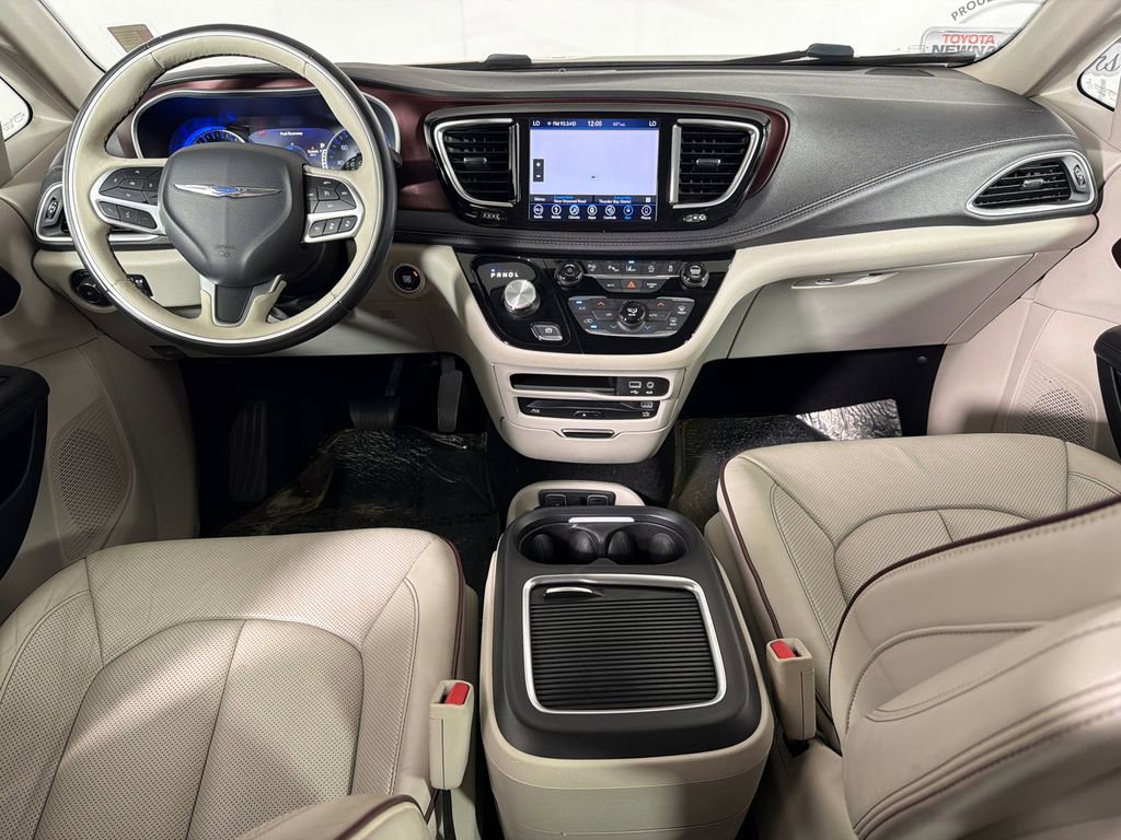 Used 2018 Chrysler Pacifica Limited w/ Tire & Wheel Group FWD image 24