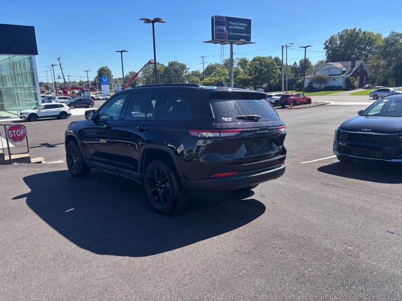 Used 2025 Jeep Grand Cherokee Altitude AWD/4WD image 6