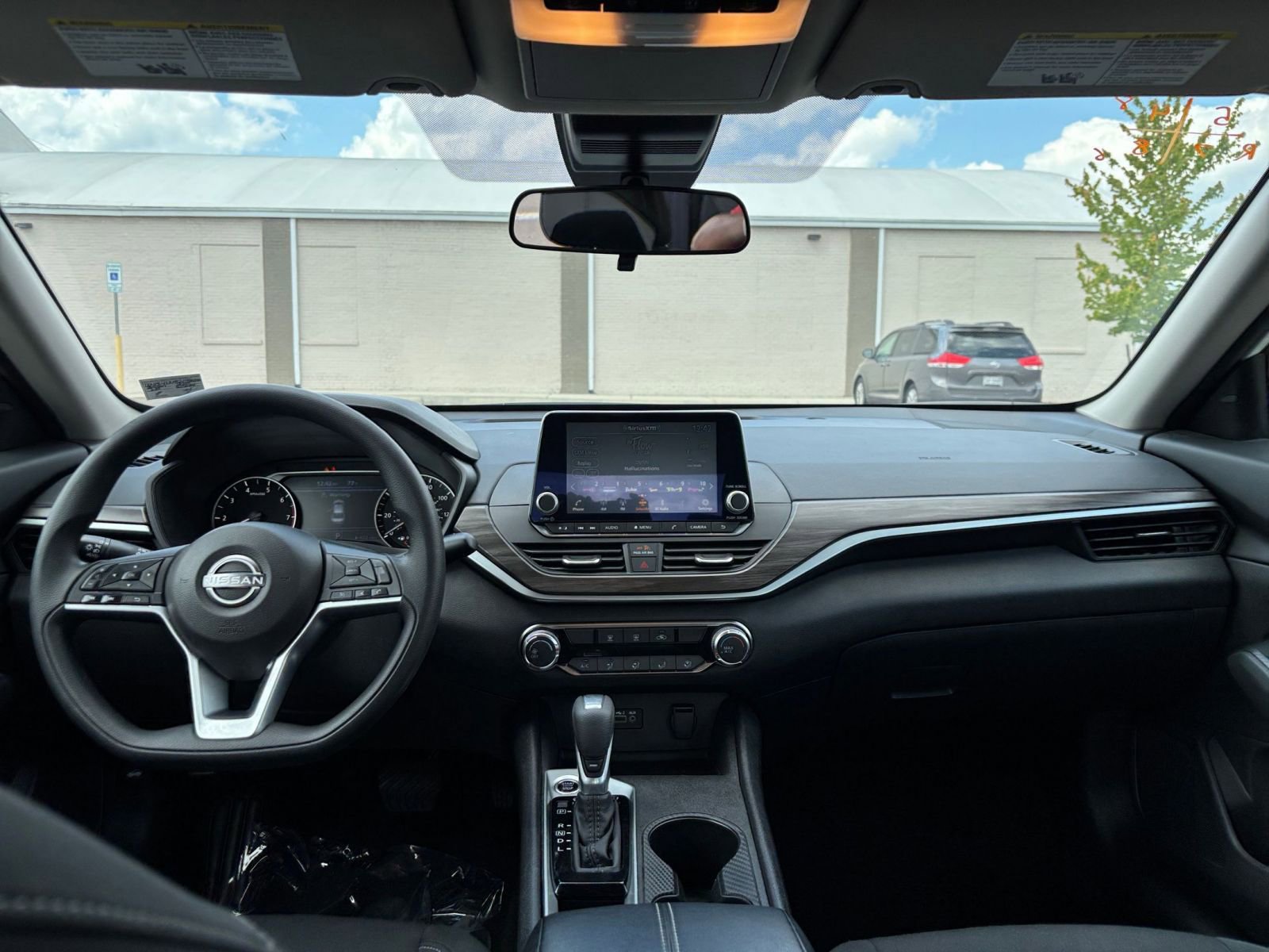 Used 2025 Nissan Altima 2.5 SV FWD image 34