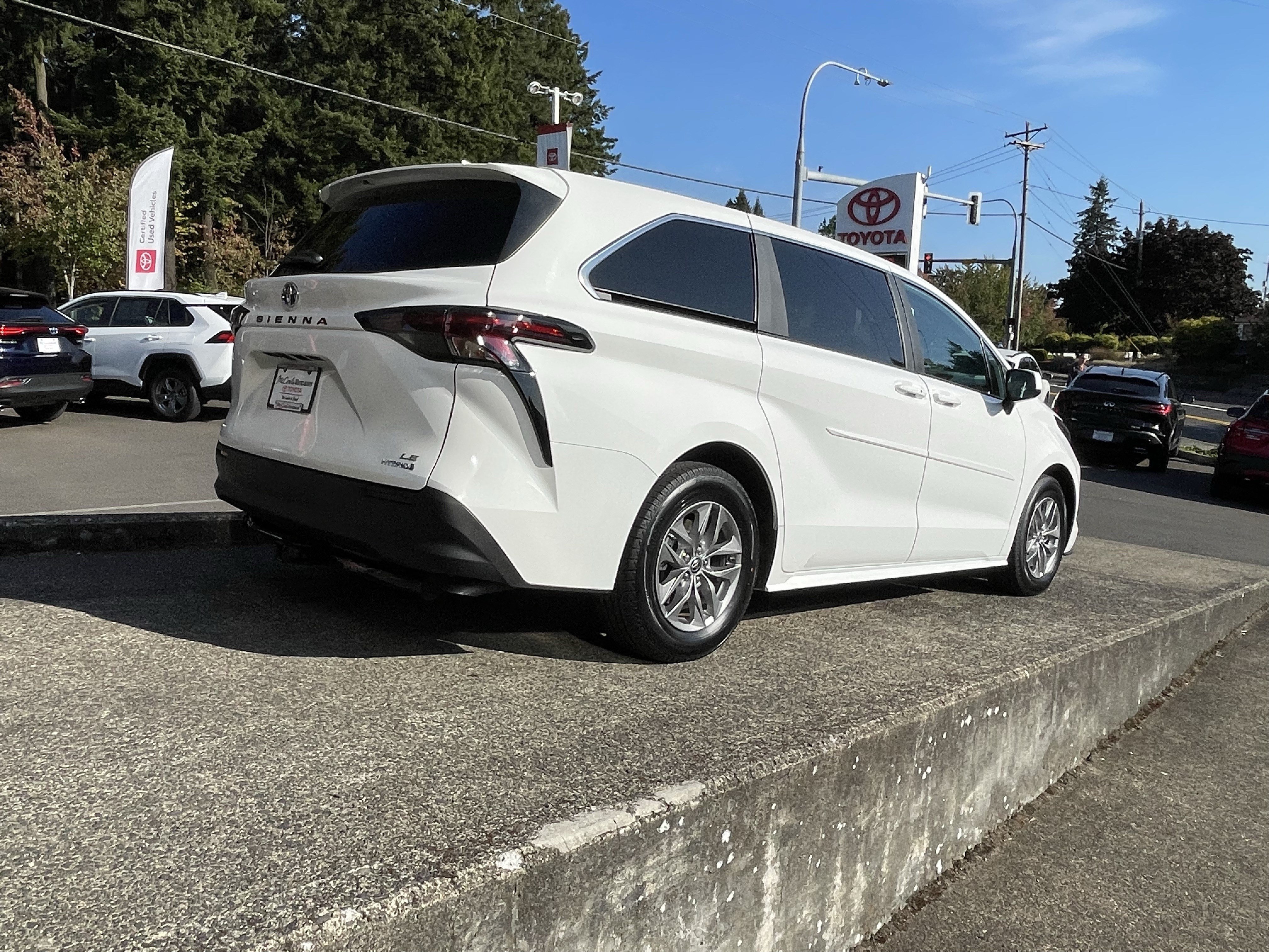 Certified 2024 Toyota Sienna LE AWD/4WD image 7