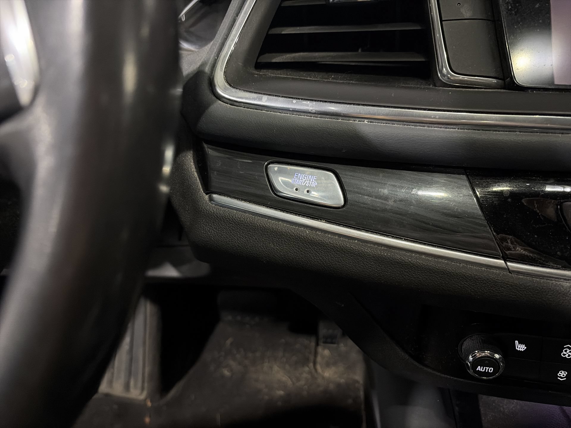 Used 2019 Buick Enclave Essence AWD/4WD image 18