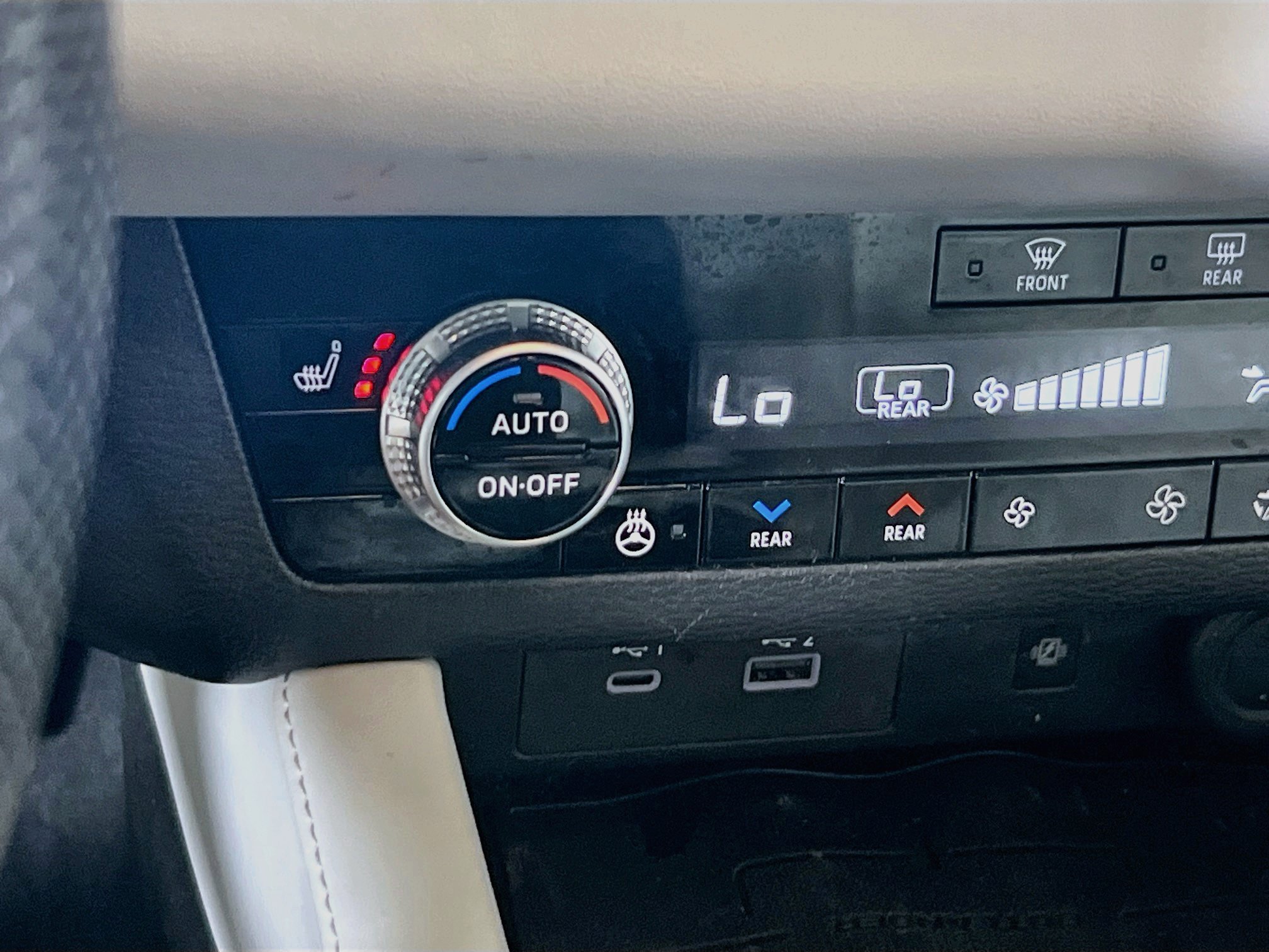 Used 2023 Mitsubishi Outlander SEL AWD/4WD image 19