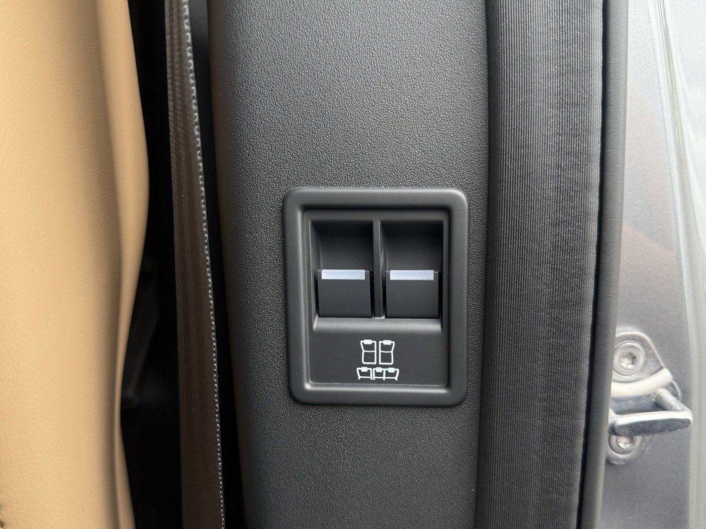 New 2025 Land Rover Discovery Dynamic SE image 38