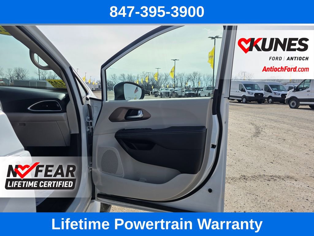 Used 2023 Chrysler Voyager LX image 27