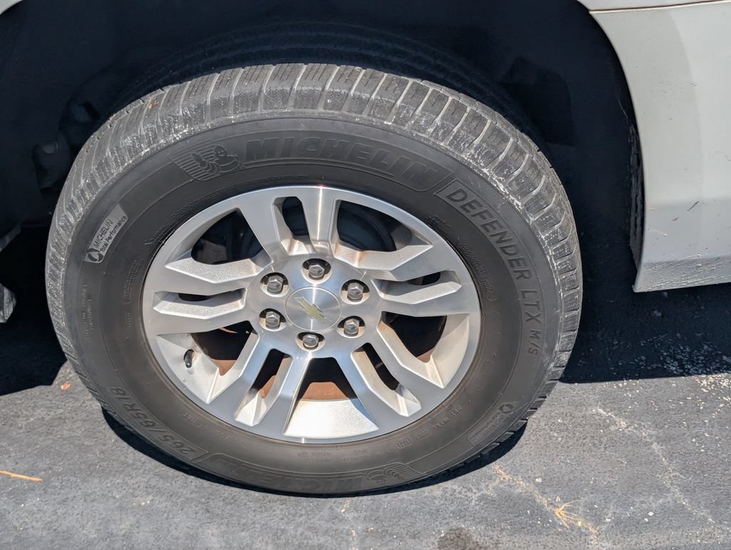 Used 2018 Chevrolet Suburban LT RWD image 11