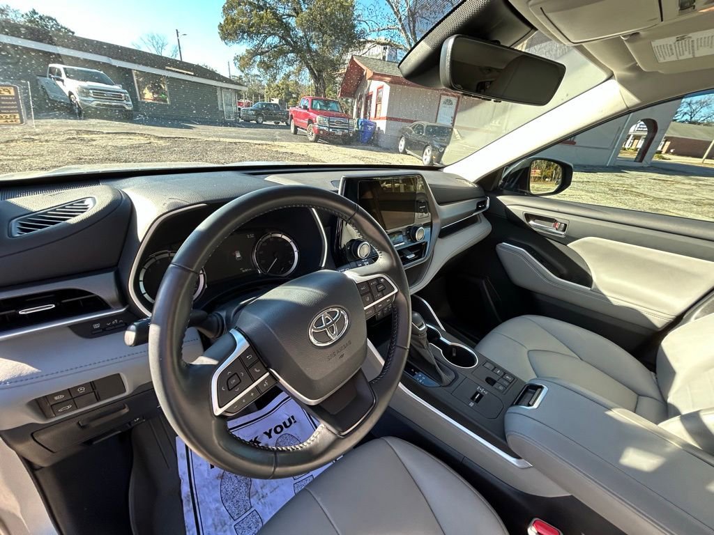 Used 2023 Toyota Highlander XLE video 2