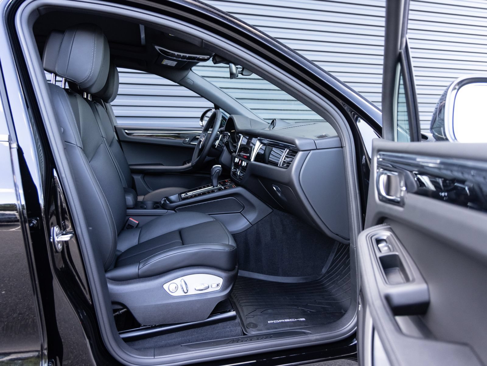 Certified 2026 Porsche Macan AWD/4WD image 31