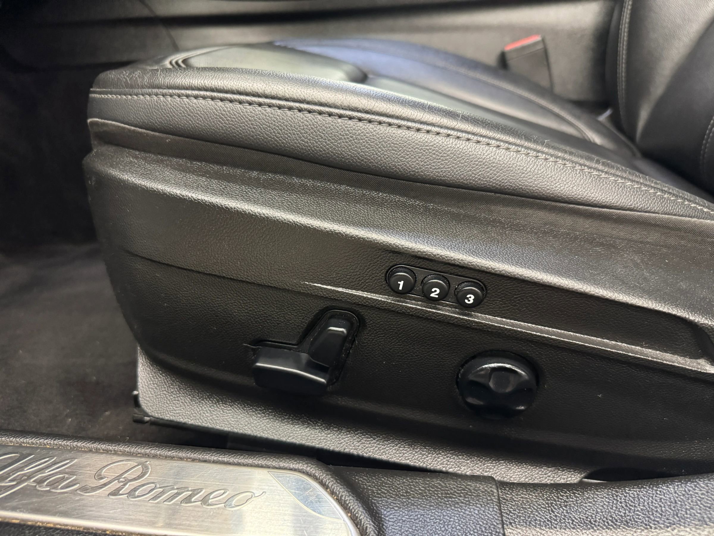 Used 2017 Alfa Romeo Giulia image 25