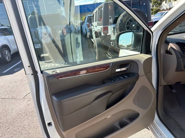 Used 2011 Chrysler Town & Country Limited FWD image 38