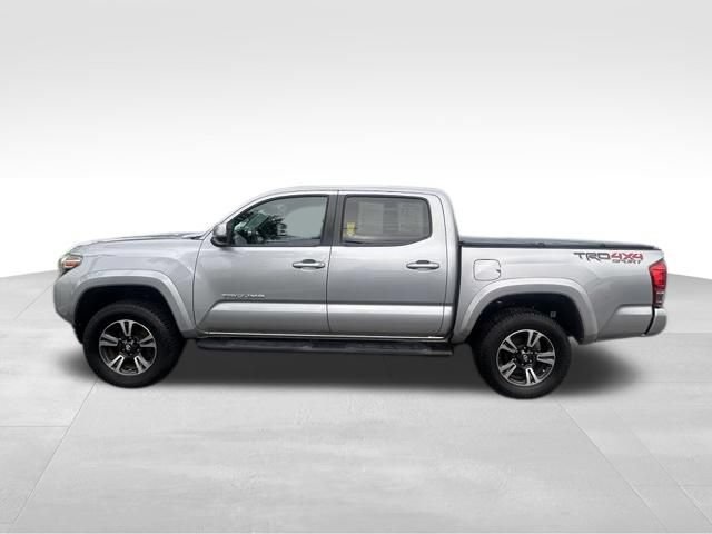Used 2017 Toyota Tacoma TRD Sport w/ Tow Package AWD/4WD image 3