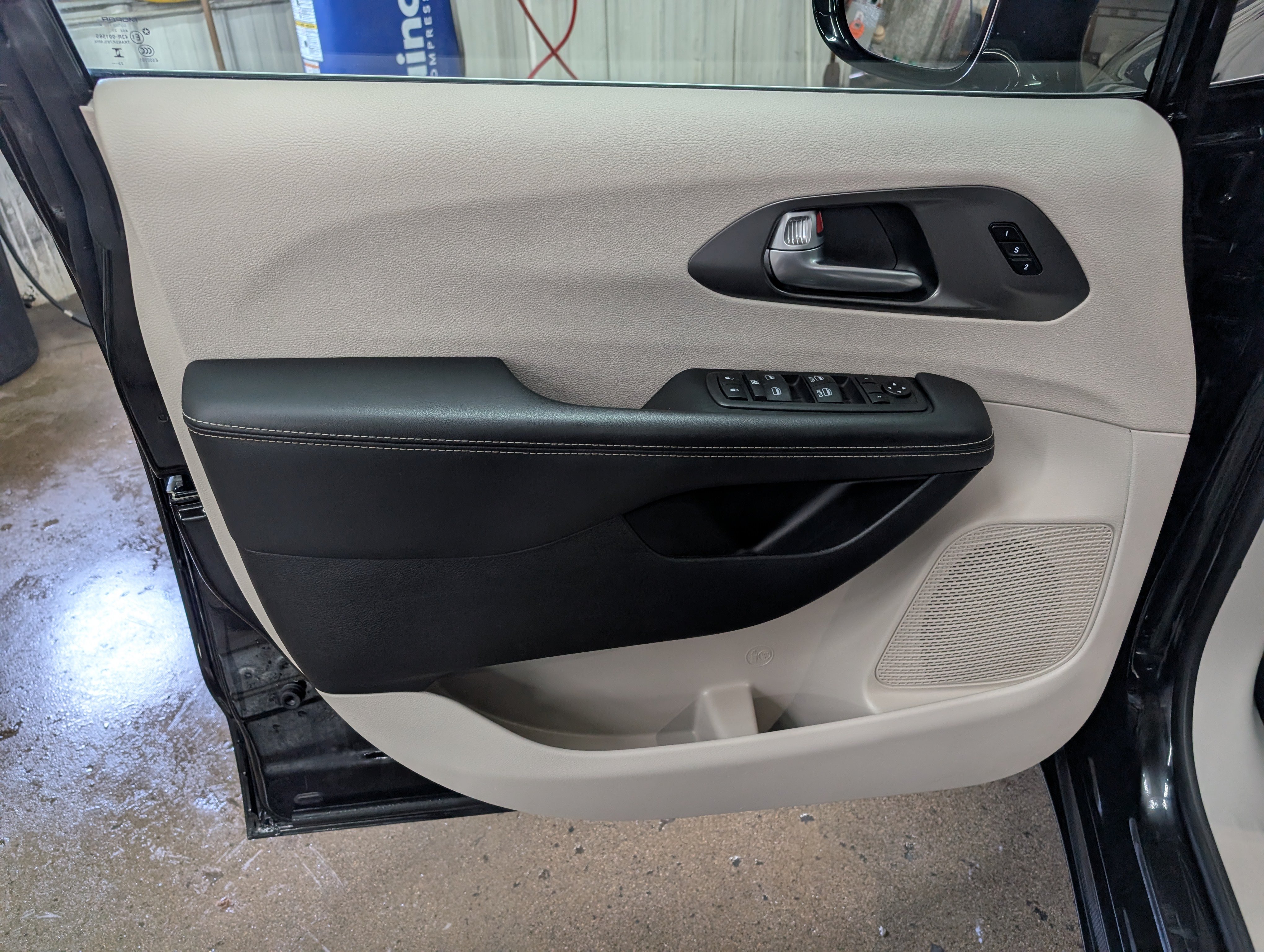 Used 2024 Chrysler Pacifica Touring-L FWD image 13