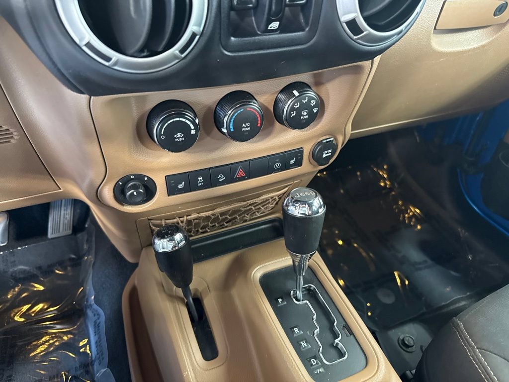 Used 2016 Jeep Wrangler Unlimited Sahara w/ Connectivity Group AWD/4WD image 18