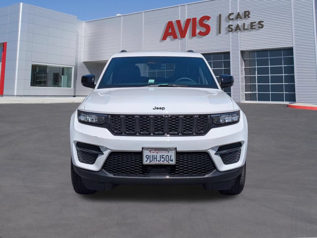 Used 2025 Jeep Grand Cherokee Altitude AWD/4WD image 2
