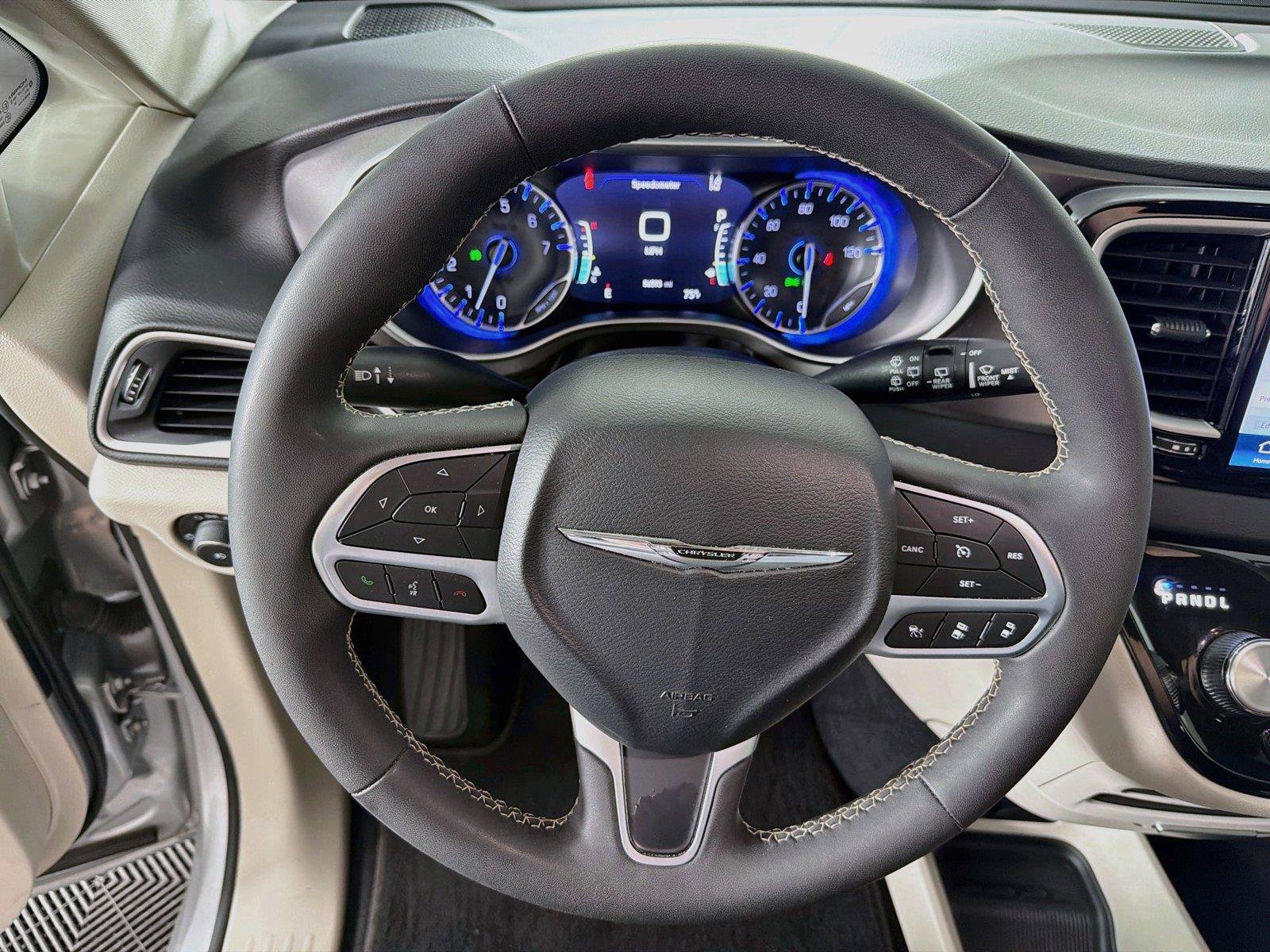 Used 2024 Chrysler Pacifica Touring-L FWD image 3