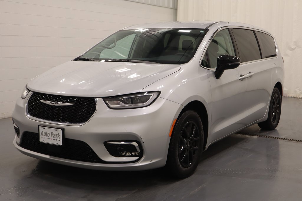 Used 2024 Chrysler Pacifica Touring-L image 6