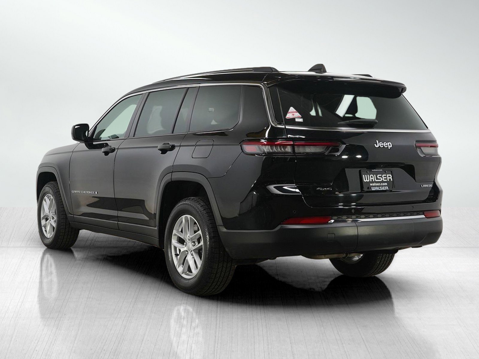 Used 2023 Jeep Grand Cherokee L Laredo image 3