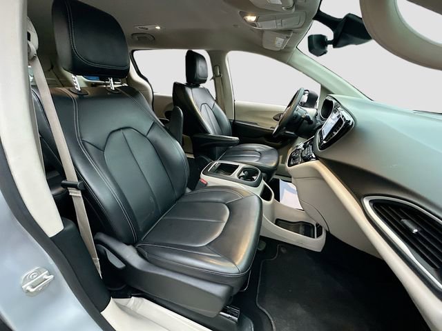 Used 2023 Chrysler Pacifica Touring-L image 29