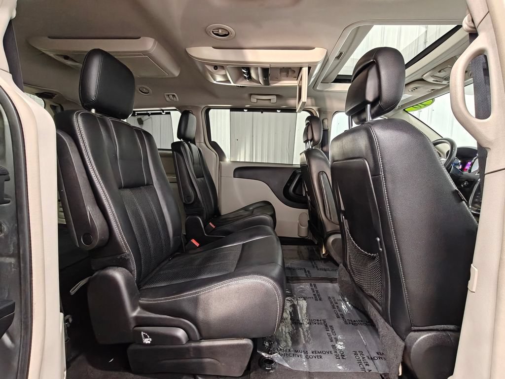 Used 2016 Chrysler Town & Country Touring-L FWD image 23