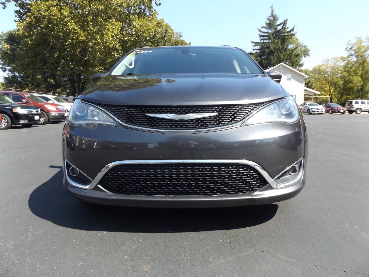 Used 2017 Chrysler Pacifica Touring-L image 3