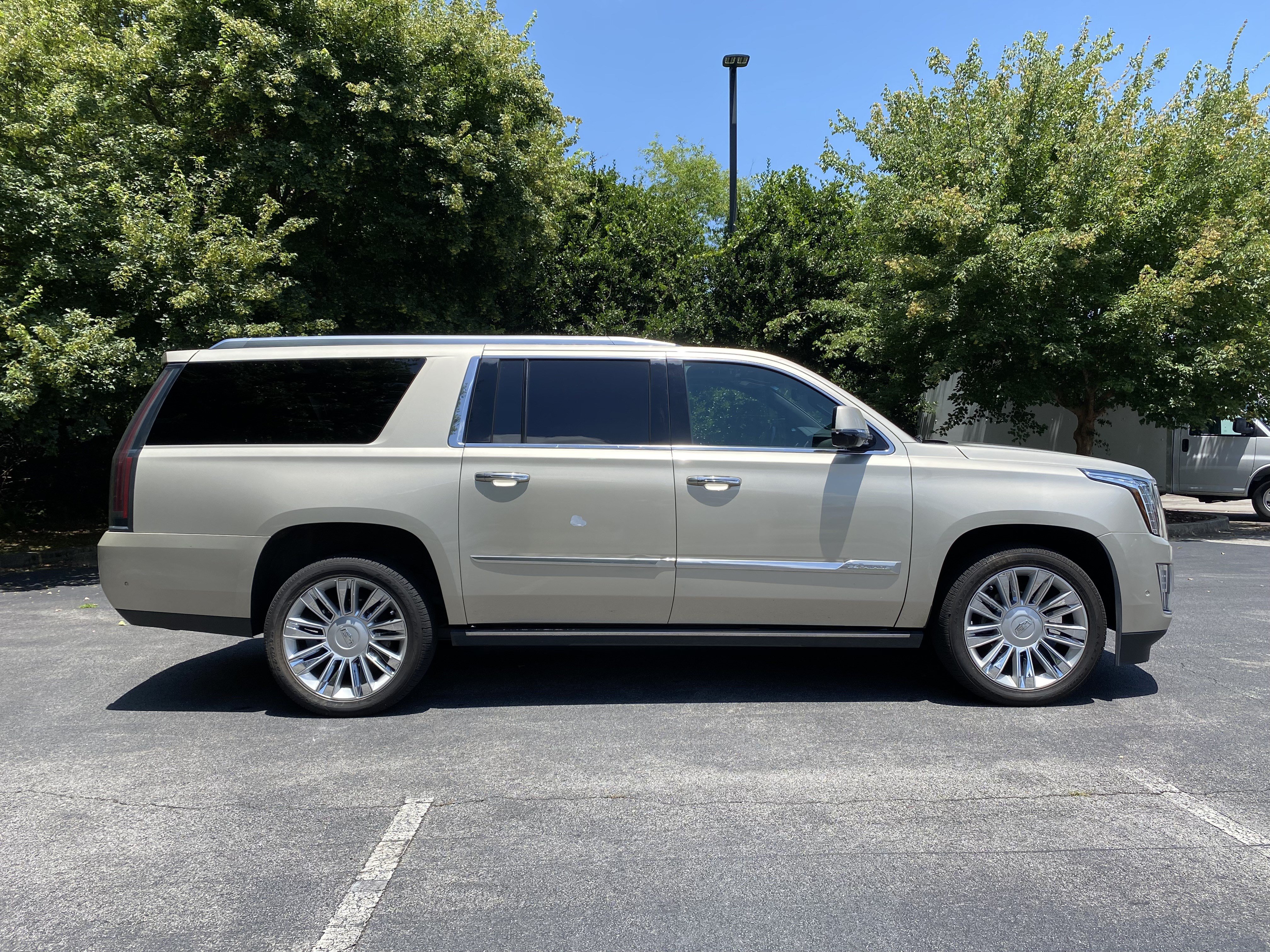 Used 2017 Cadillac Escalade ESV Platinum AWD/4WD image 10