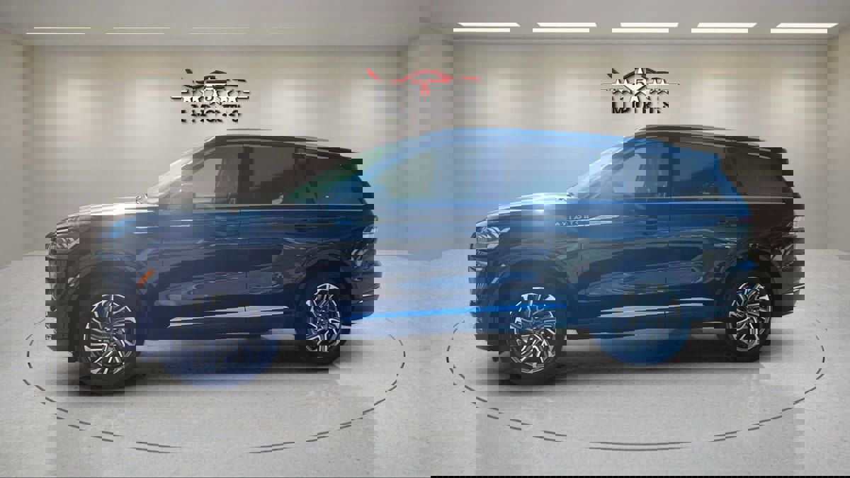 Used 2022 Lincoln Aviator AWD image 3