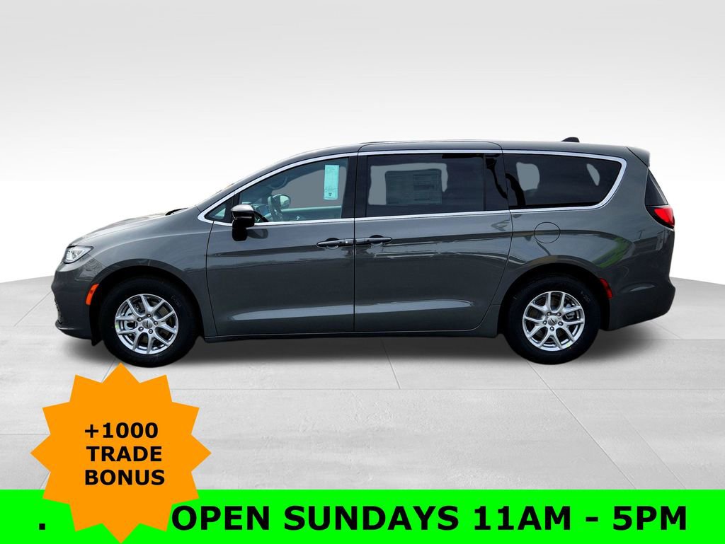 New 2025 Chrysler Pacifica Select image 4