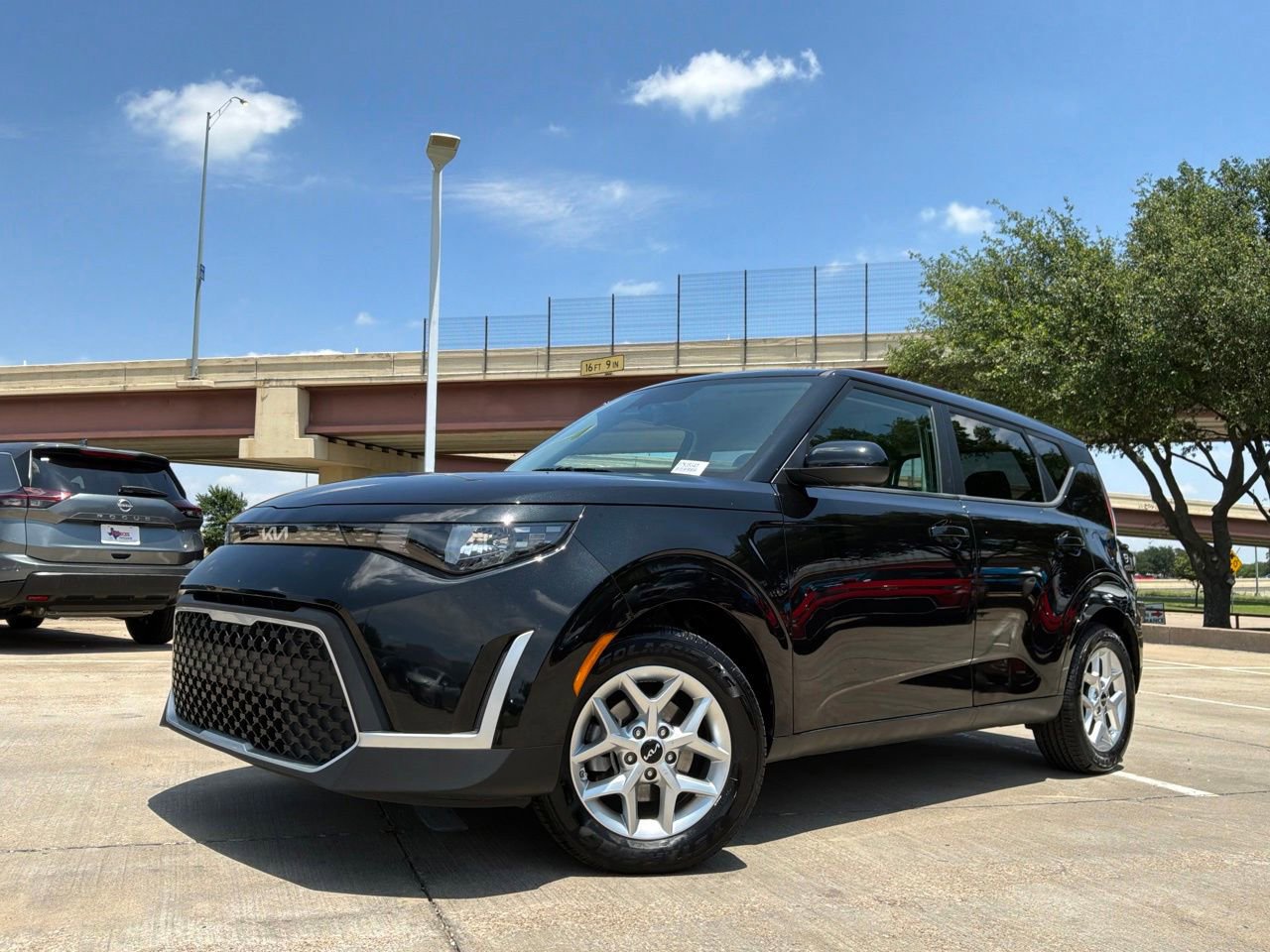 Used 2025 Kia Soul LX w/ LX Technology Package FWD image 2