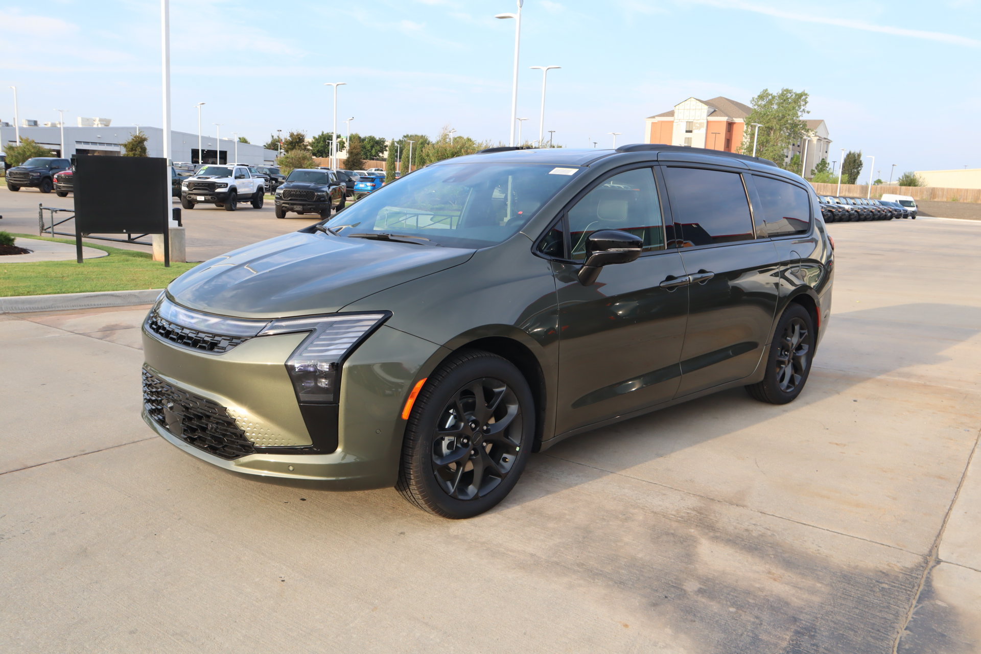 New 2027 Chrysler Pacifica Limited FWD image 11