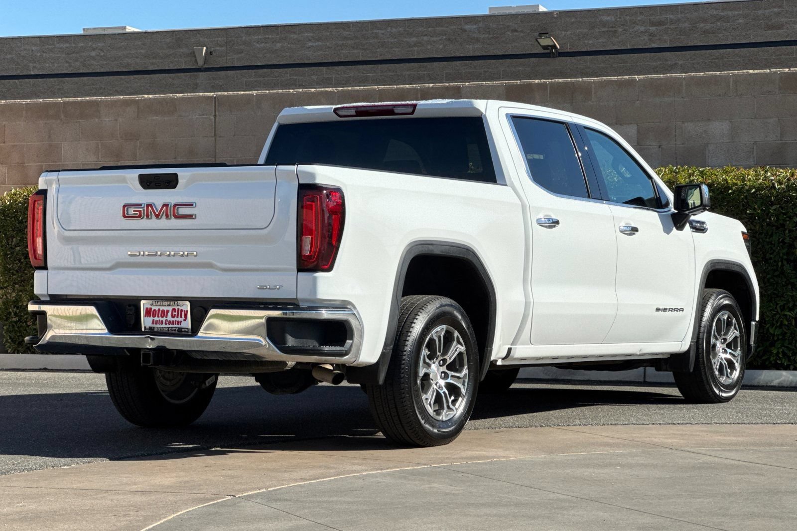 Certified 2025 GMC Sierra 1500 SLT RWD image 4