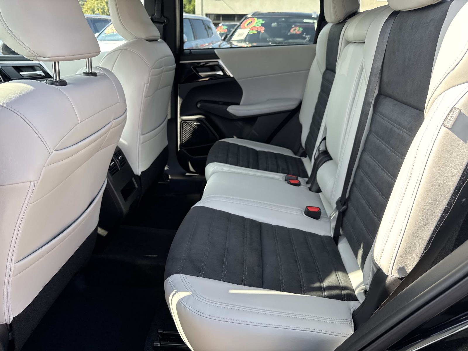 New 2025 Mitsubishi Outlander SE image 14