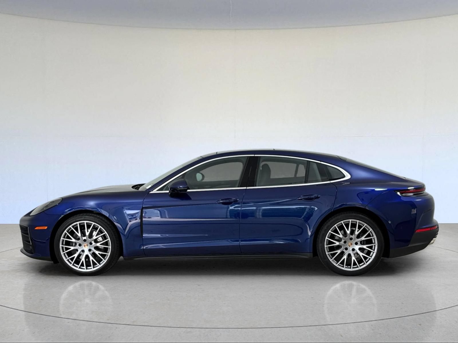 Certified 2025 Porsche Panamera RWD image 2