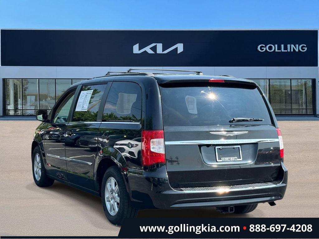 Used 2012 Chrysler Town & Country Touring FWD image 4