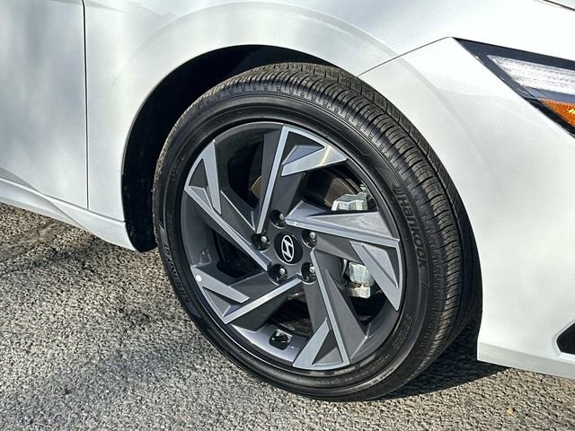 Used 2025 Hyundai Elantra Limited image 8