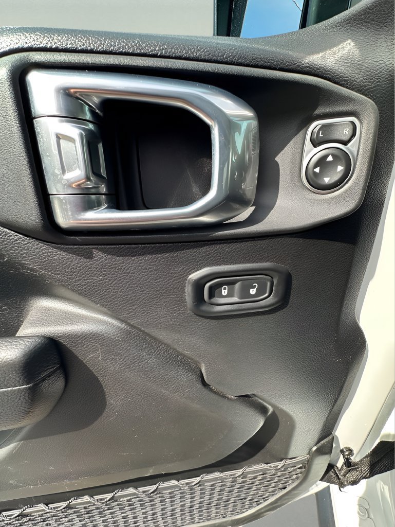 Used 2025 Jeep Wrangler Unlimited Rubicon AWD/4WD image 13