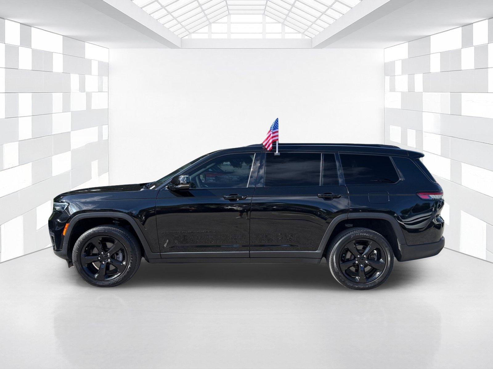 Used 2023 Jeep Grand Cherokee L Laredo RWD image 4