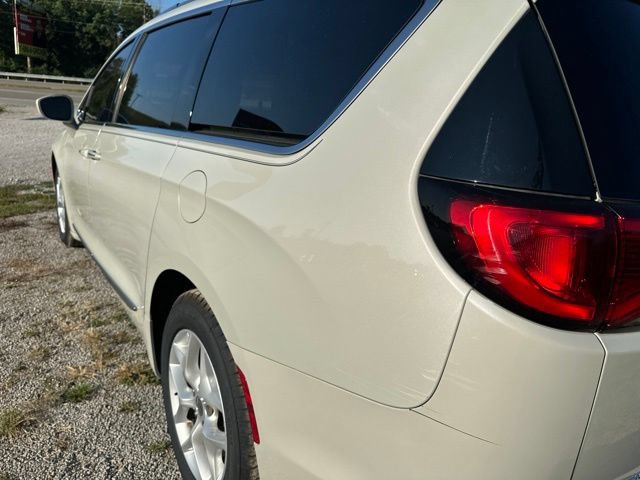 Used 2017 Chrysler Pacifica Touring-L Plus w/ Tire & Wheel Group FWD image 29