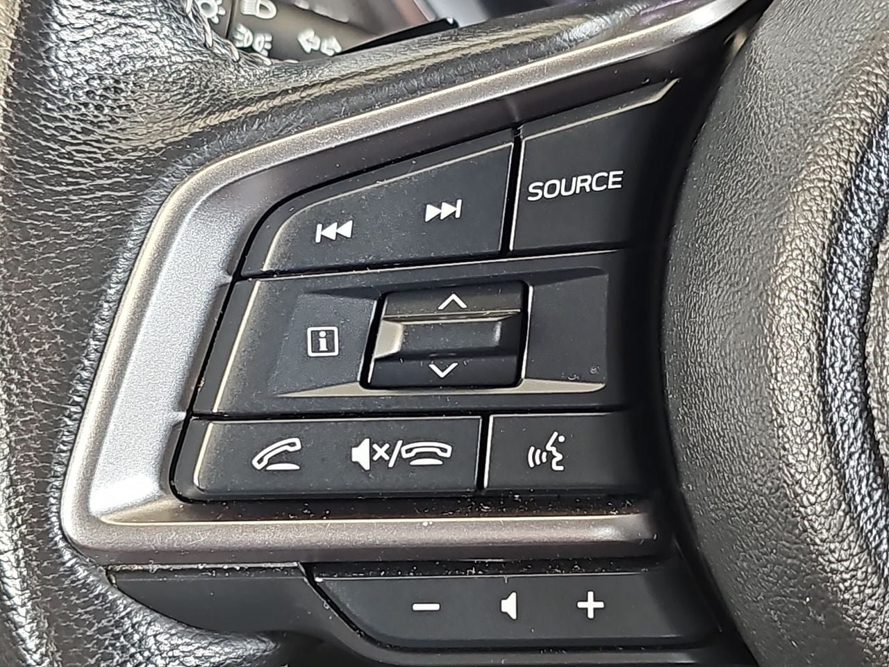 Used 2023 Subaru Ascent Premium w/ Convenience Package AWD/4WD image 23