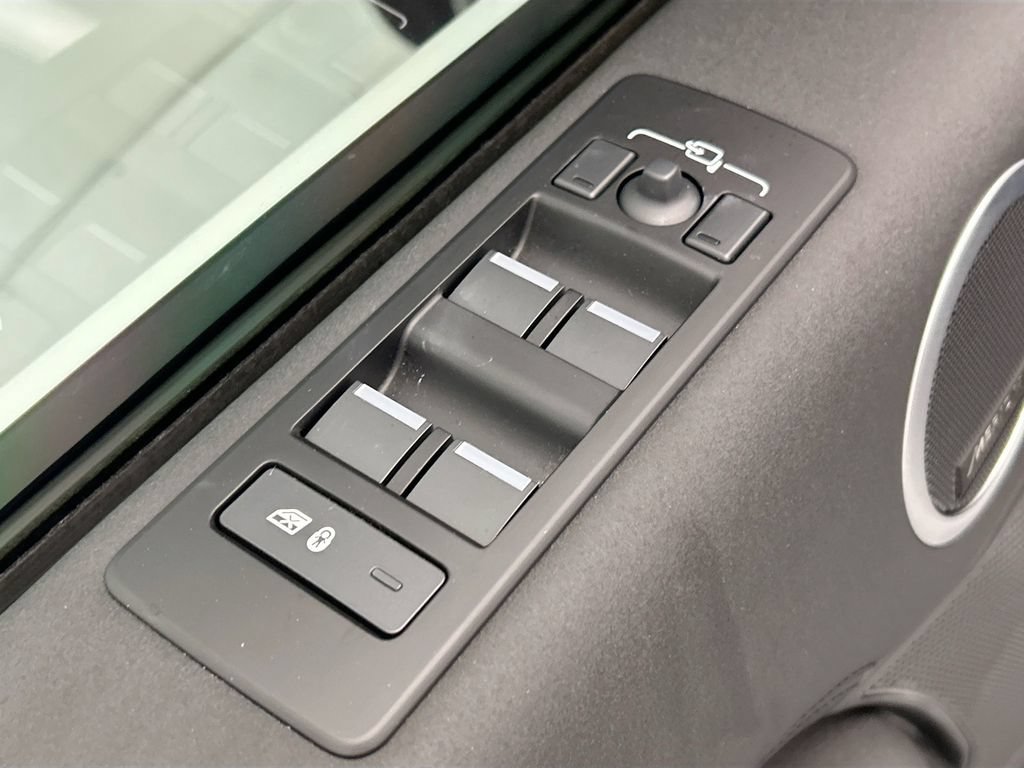 Certified 2025 Land Rover Discovery S AWD/4WD image 22