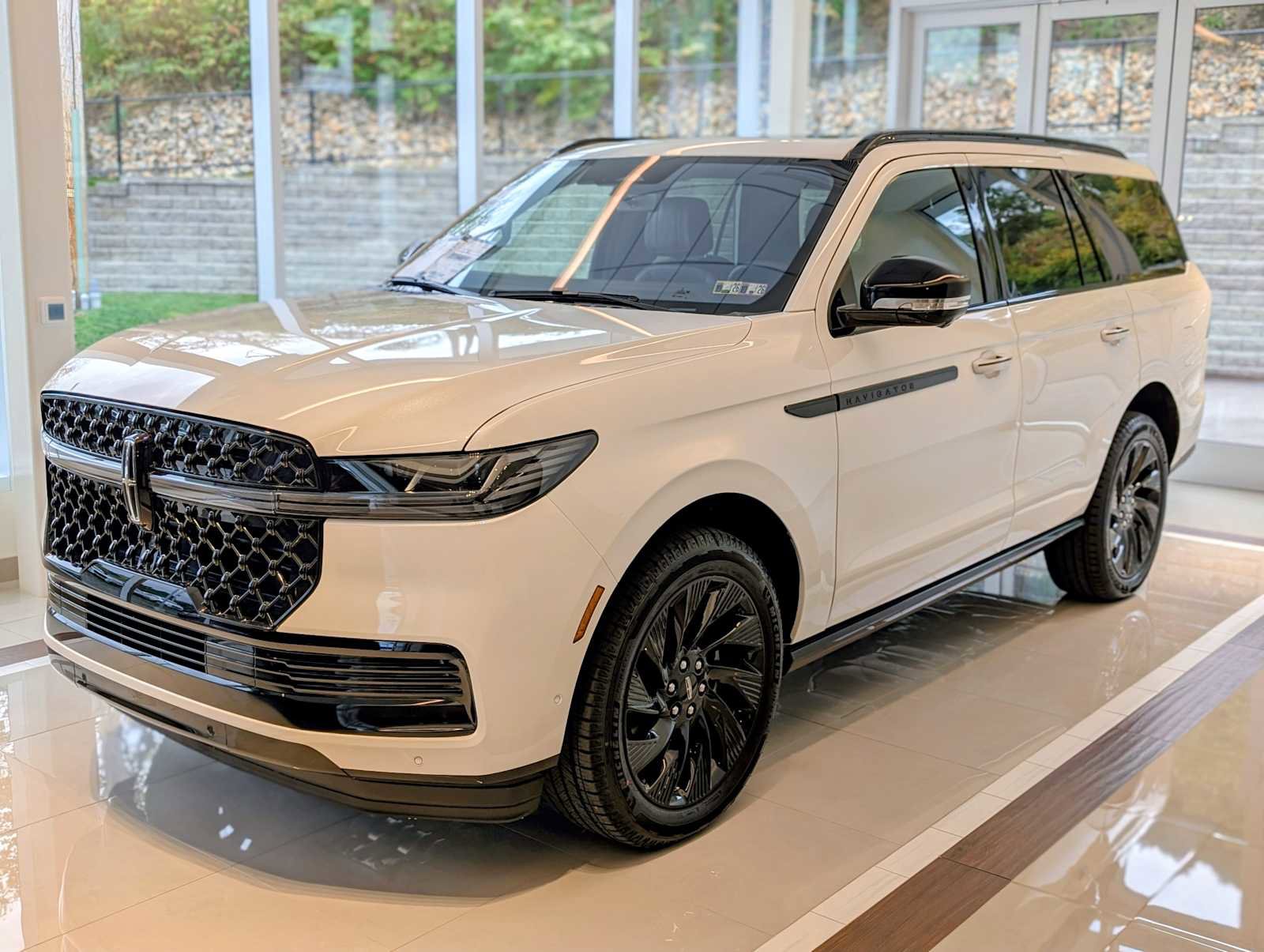 New 2025 Lincoln Navigator Reserve w/ Jet Appearance Package image 1