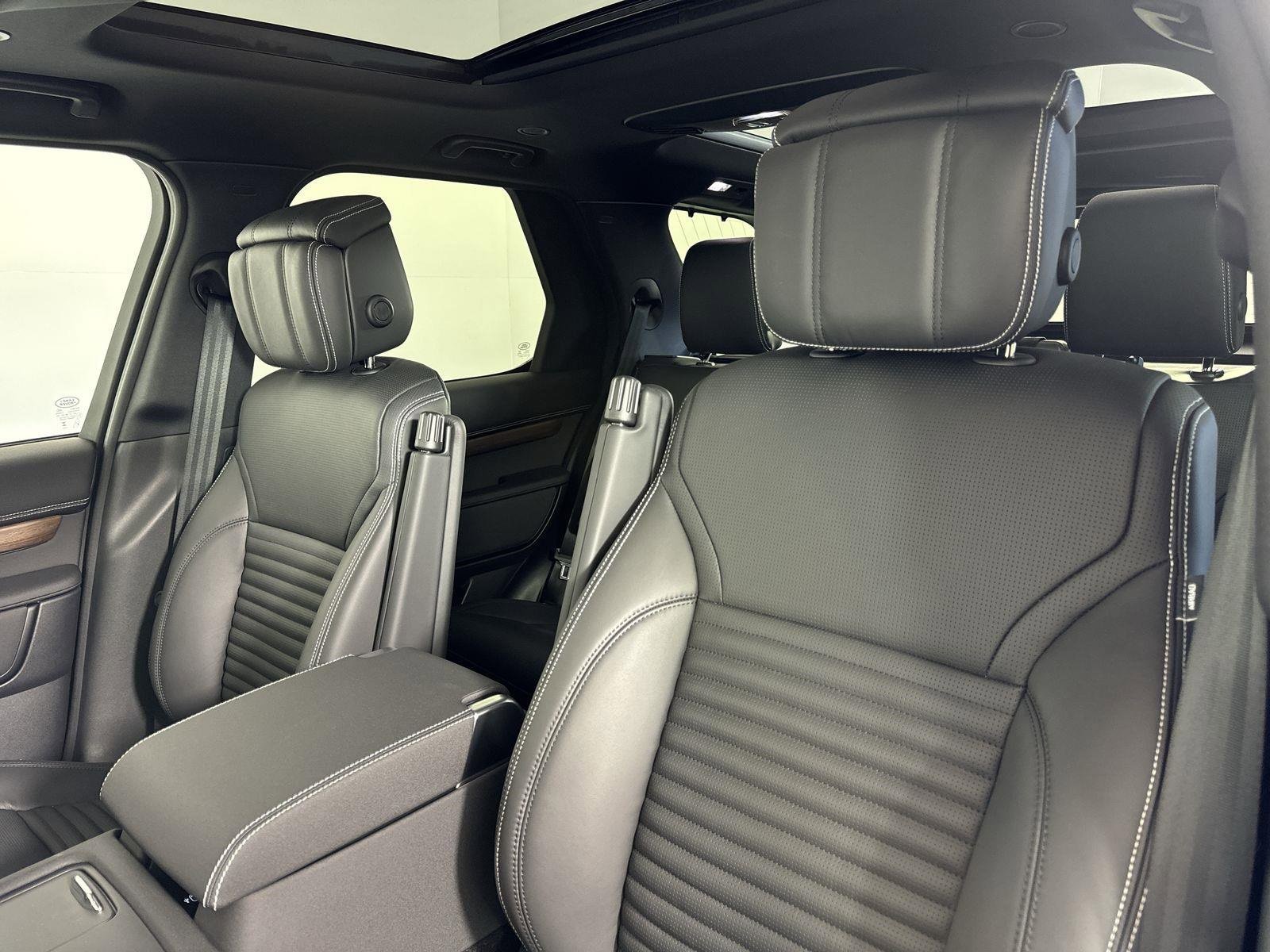 Certified 2025 Land Rover Discovery Dynamic SE image 27