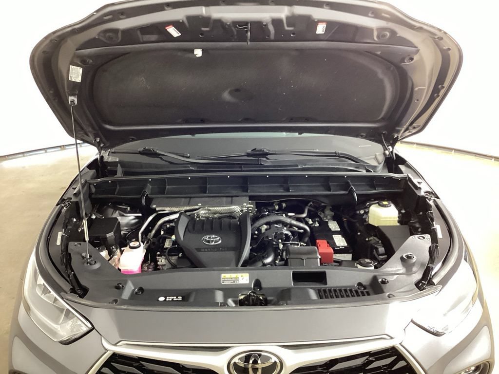 Used 2023 Toyota Highlander XLE AWD/4WD image 25